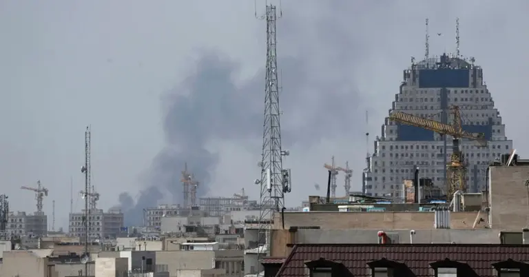 তেহরানে বিস্ফোরণের পর আকাশরেখায় ধোঁয়া উঠছে, ইরান